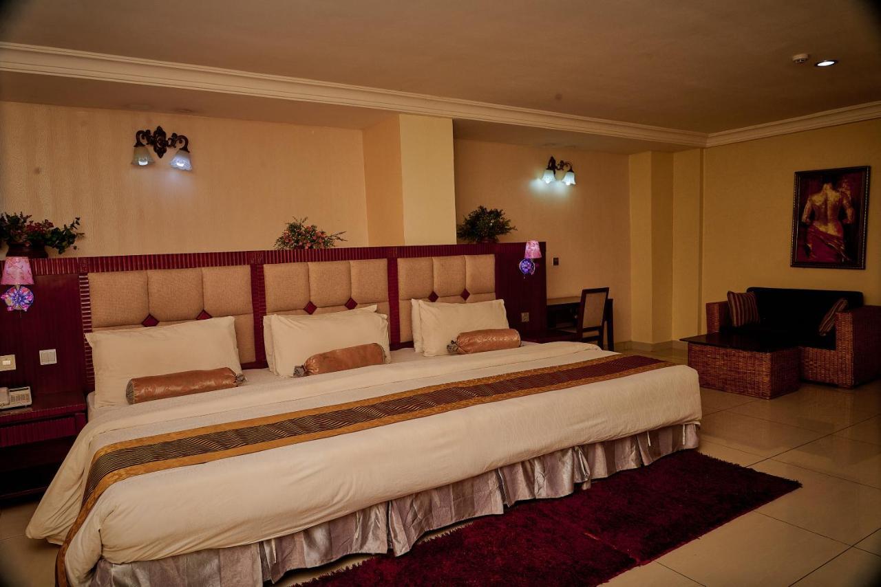 Barcelona Hotels, Abuja Mobushipe Exterior foto