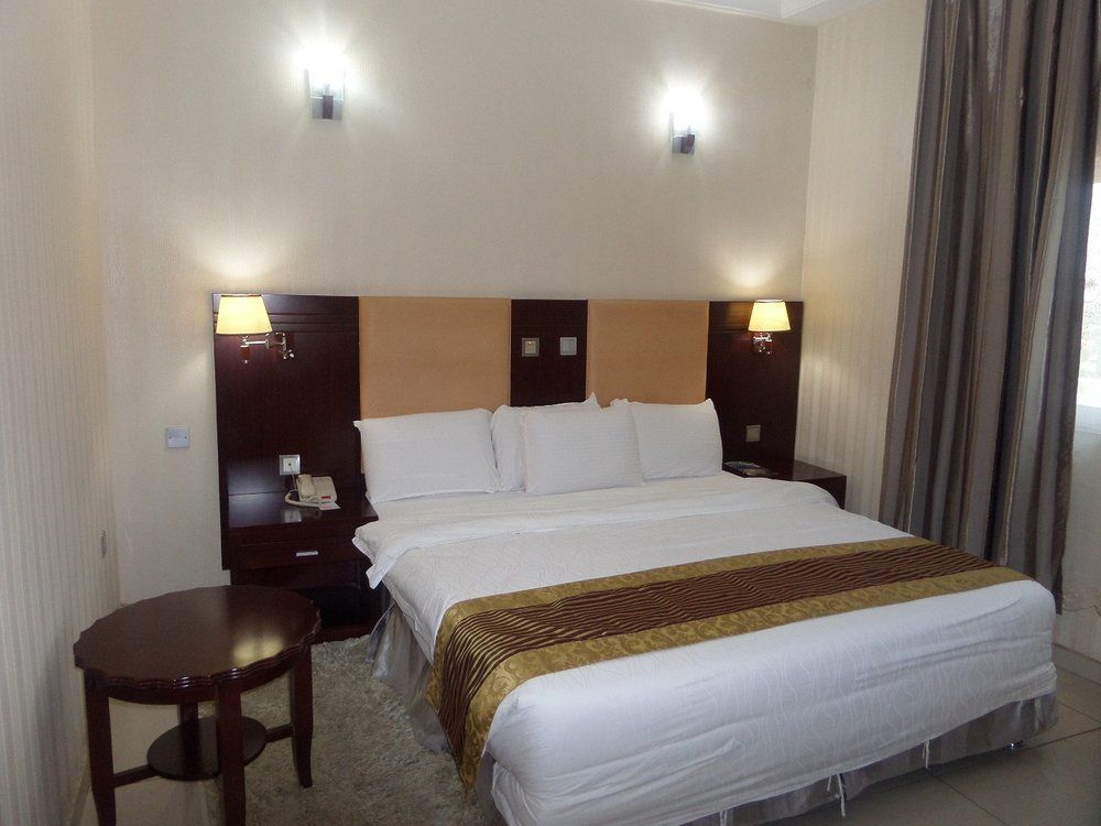 Barcelona Hotels, Abuja Mobushipe Exterior foto